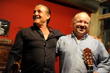der Gypsy Gitarrist Mike Reinhardt und Kai Heumann strahlen nach dem Konzert in die Kamera. © by Dirk Engeland