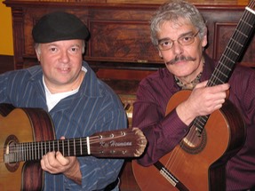 Kai Heumann (rechts) und der Tangosänger/ gitarrist Ramón Regueira vor dem Café-Klavier mit ihren Gitarren, dem Modelo Kai Heumann und einer alten Ramirezgitarre